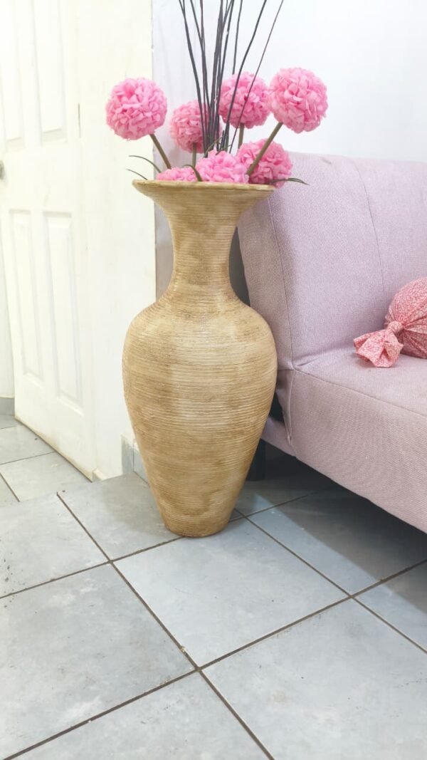 WhatsApp Image 2026-04-15 JARRÓN DE BARRO MEDIANO