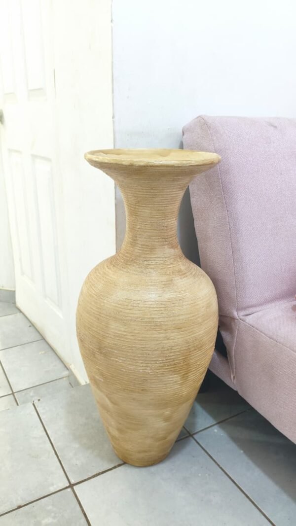 WhatsApp Image 2026-04-15 at 2.35.45 PM JARRÓN DE BARRO MEDIANO